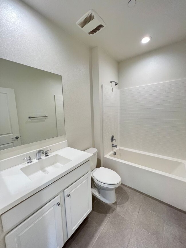Building Photo - Beautiful 2 Bedroom 2 Bath Townhome