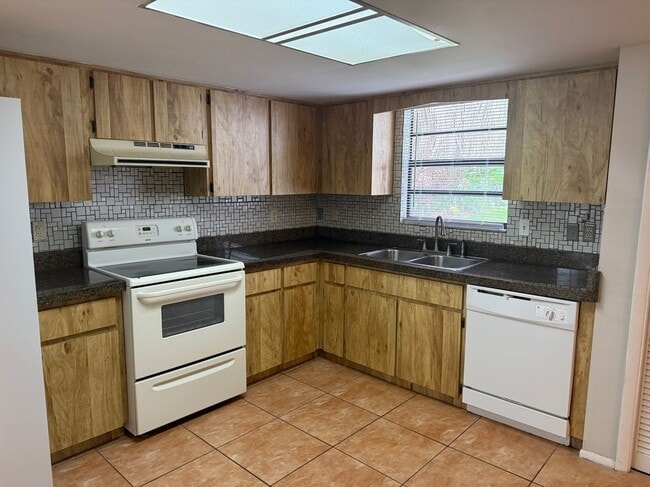 Building Photo - 113 S Deerwood Ave