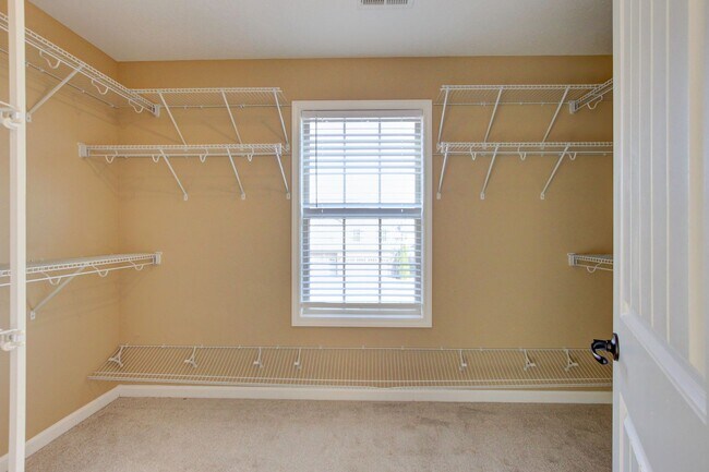 Building Photo - Stunning Five Bedroom With Hardwoods, Fireplace and Covered Patio in Sunset Meadows