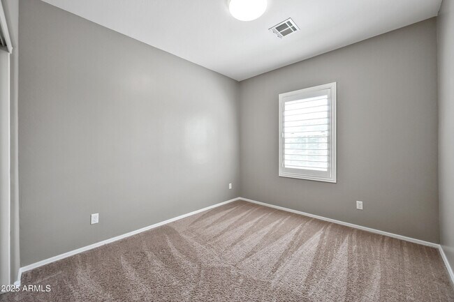 Building Photo - 634 W Kerry Ln