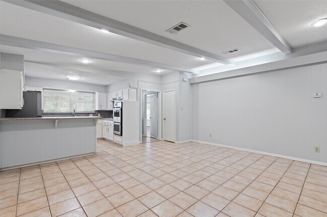 Building Photo - 118 E Thornton Rd