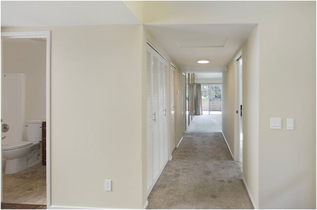 Building Photo - CHARMING SINGLE LEVEL HOME!