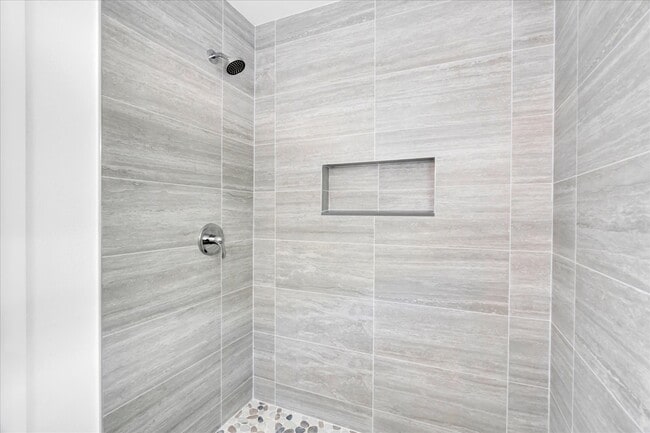 Building Photo - 8801 Sunlit Cove Dr NE