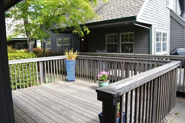 Building Photo - Charming Single-Level Condo in Mill Valley...