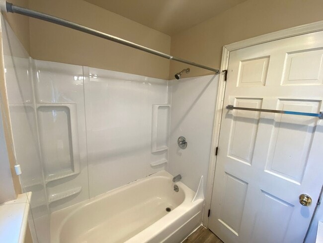 Building Photo - Spacious 3 Bedroom 1.5 Bath Duplex