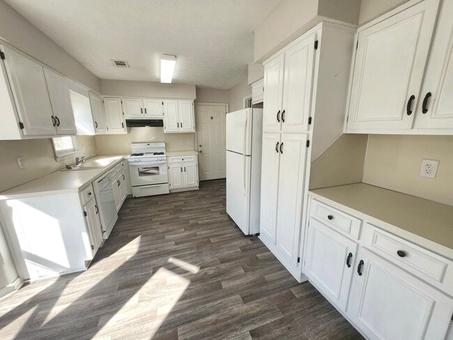 Building Photo - North Columbus 3 Bedrooms 2 Baths fenced