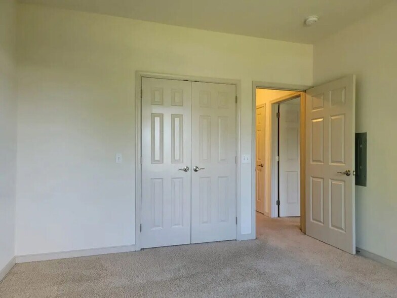 Building Photo - 2028 Shady Oak Dr