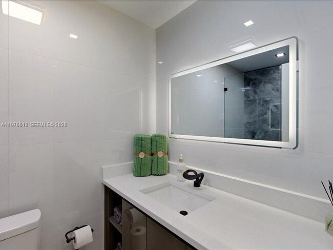 Building Photo - 103 Tropicana Dr