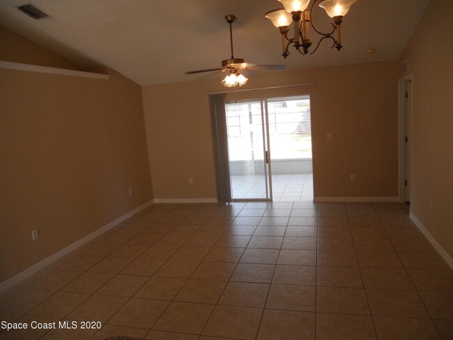 Building Photo - 599 Evergreen St NE