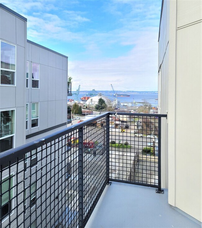 Building Photo - Everett Condo at Nautica Soundview 2 bed/2...