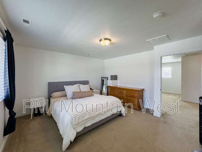 Building Photo - 3565 Water Lilly Ln