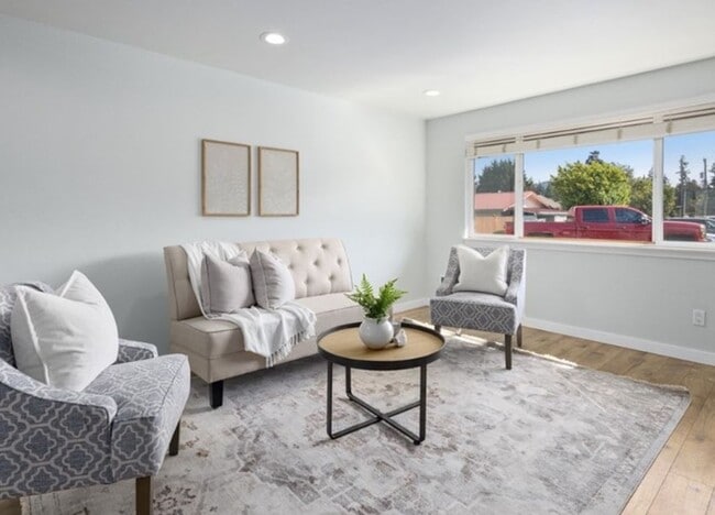 Building Photo - Updated 2 bedroom Townhome - W/S & Garbage...