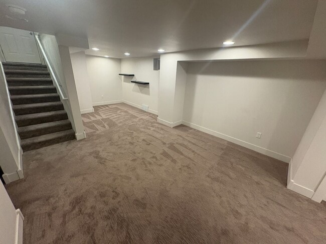 Building Photo - 4-bedroom, 2.5-bath home located on Poly.