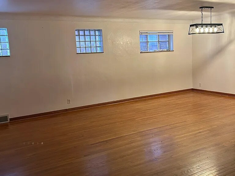 Building Photo - 4914 Lansdowne Ave