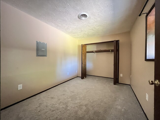 Building Photo - LOM2437