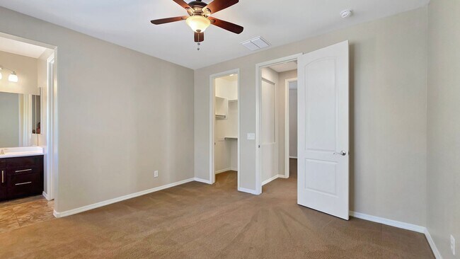Building Photo - Upgraded kitchen and lots of sq ft in Verrado!