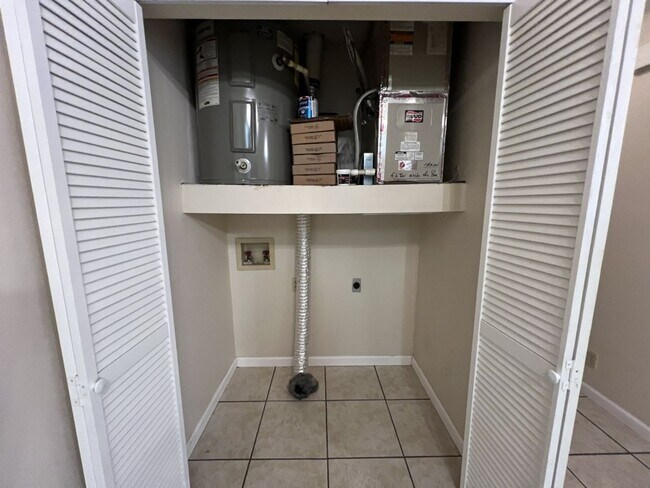 Building Photo - 155 E Lakemont Dr