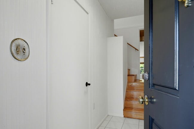 Building Photo - 72 Huntington Dr