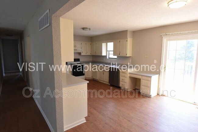 Building Photo - 1105 W Elm Terrace