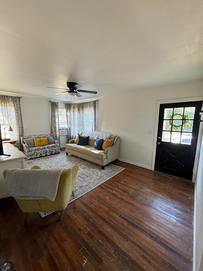 Building Photo - 1104 E Sycamore St