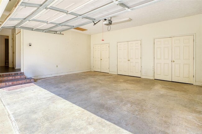 Building Photo - 561 Pine Tree Ln