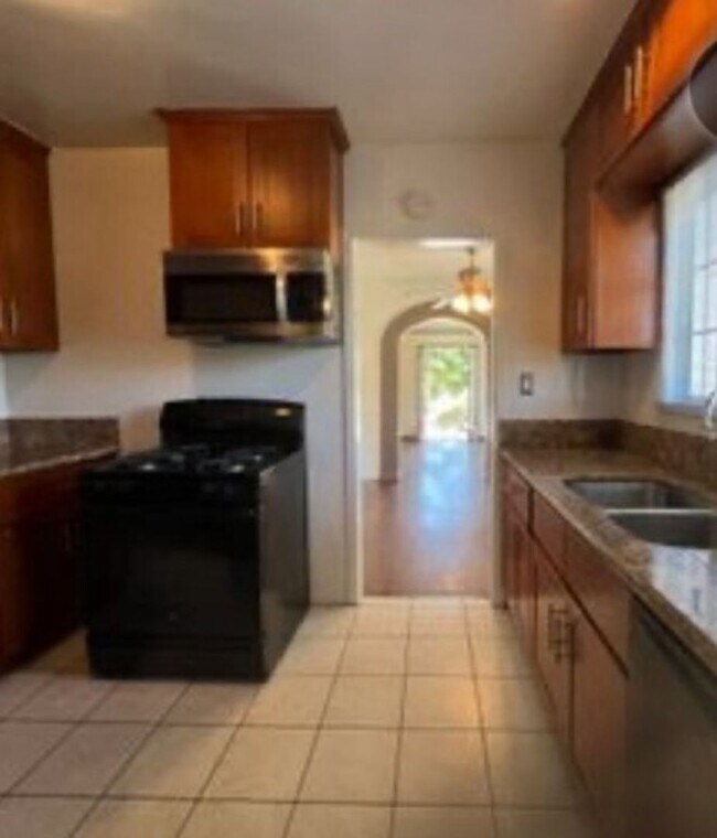 Building Photo - 1171 Huntington Dr