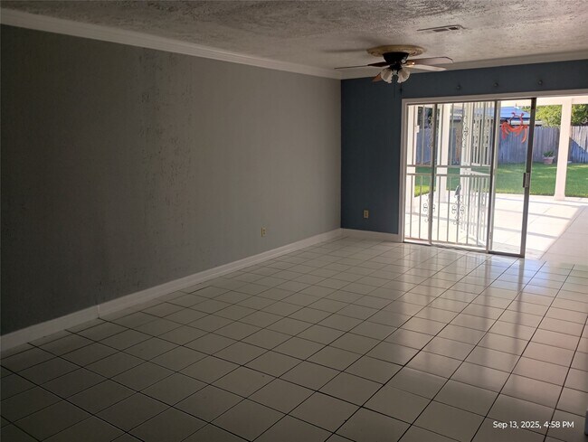 Building Photo - 2722 Lower Valley Dr