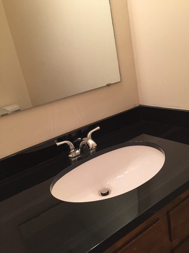 Ceramic bath counters - 422 E Main Ave