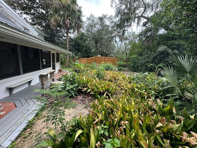 Building Photo - Charming 3 Bedroom w/ study that can be 4th bedroom, 3 Bath Home in Florida Park – Hardwood Floor...