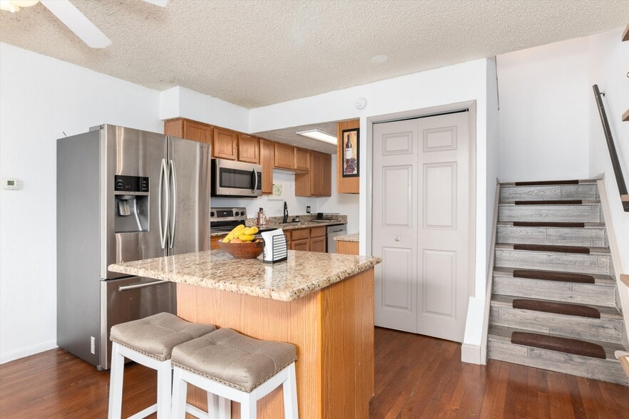 Building Photo - 857 S Van Gordon Ct