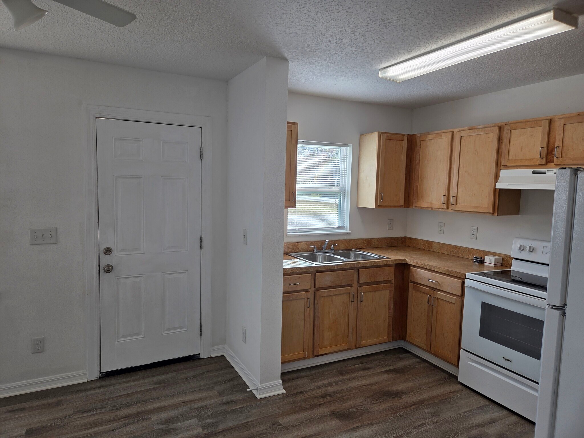 Kitchen - 803 E Hart St