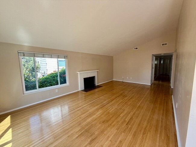 Building Photo - 4 Bed 2 Bath Home with Large Yard in Pacif...