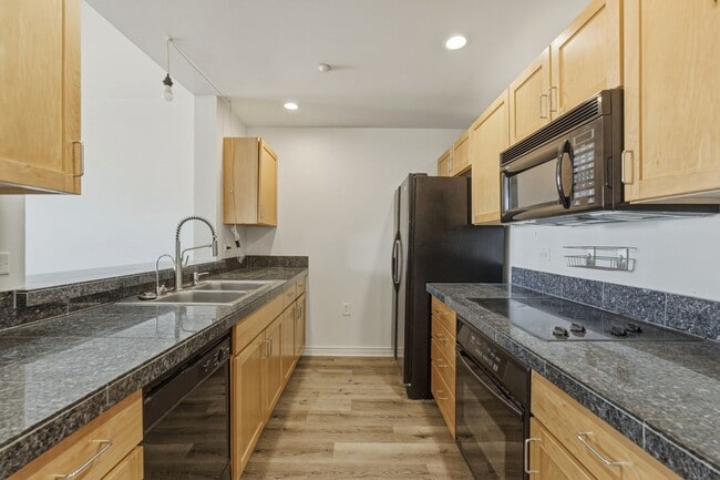 Building Photo - 2-bed, 2-bath condo in secure building with private laundry and city views