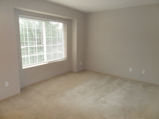 Building Photo - Large 3-Bedroom House w/New Carpet in Grea...