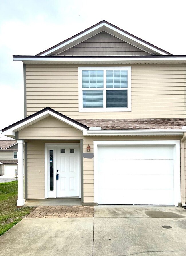 Building Photo - Cute townhome with 3 bd,2.5 bath, with gar...