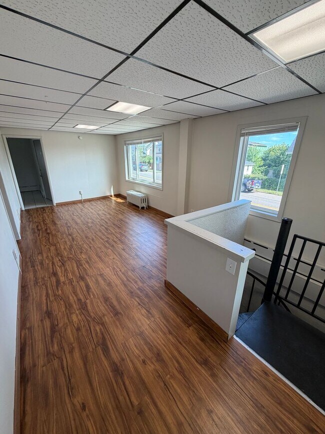 Building Photo - 902 N 11th Ave E