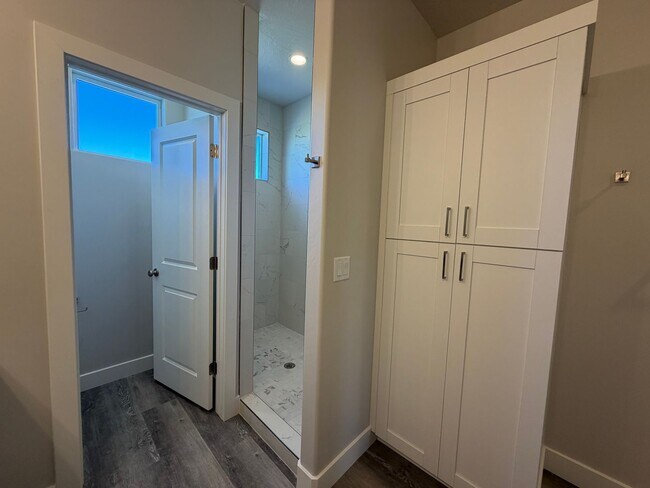 Building Photo - BRAND NEW TOWNHOME FOR RENT!