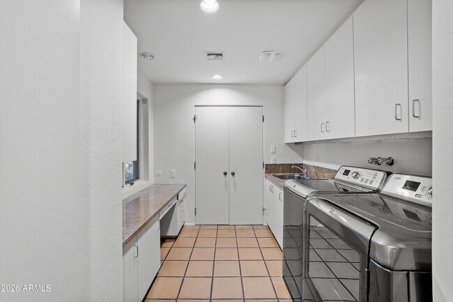 Building Photo - 6700 E Hawksnest Rd