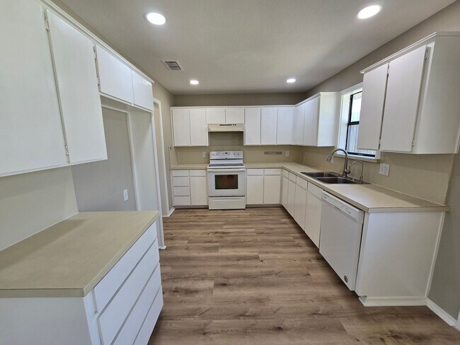 Building Photo - Charming Newly Remodeled Rental Home in a Quiet Neighborhood