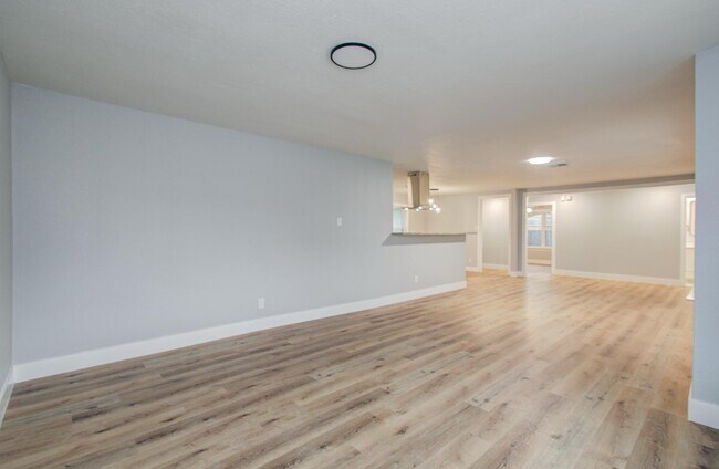 Building Photo - 4914 W 43rd St