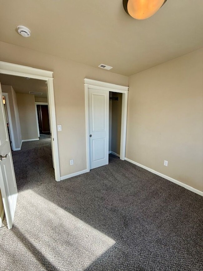 Building Photo - Lovely End Unit 3 Bedroom Townhome!