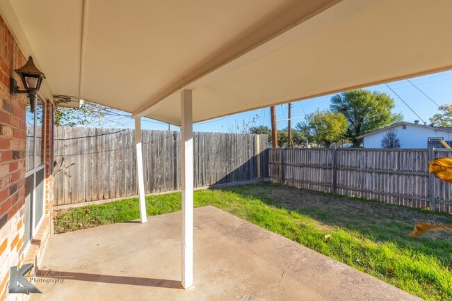 Building Photo - Cul-de-Sac 3/2/2; NEW INTERIOR PAINT DEC 2025; NEW CARPET DEC 2025!