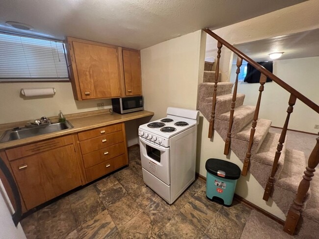 Building Photo - 4 bed 2 bath home centrally located