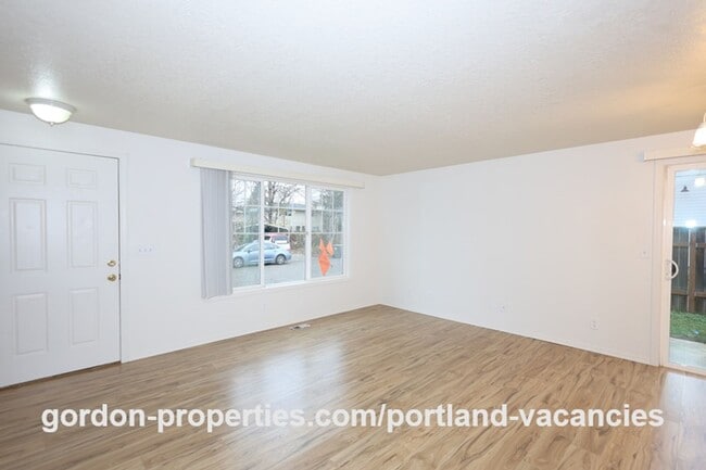 Building Photo - SE 73rd Ave - 3 bedroom townhouse in Mt Scott-Arleta neighborhood