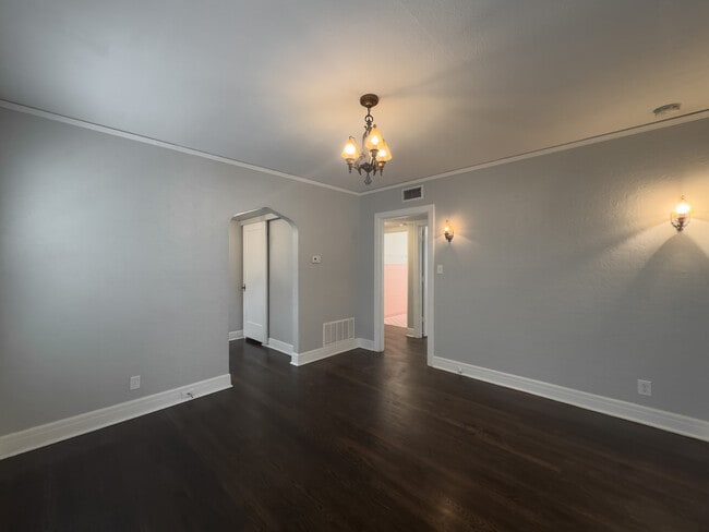Building Photo - 1208 S Broadway Ave