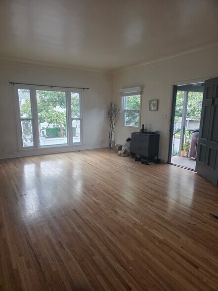 Building Photo - 257 N Almont Dr