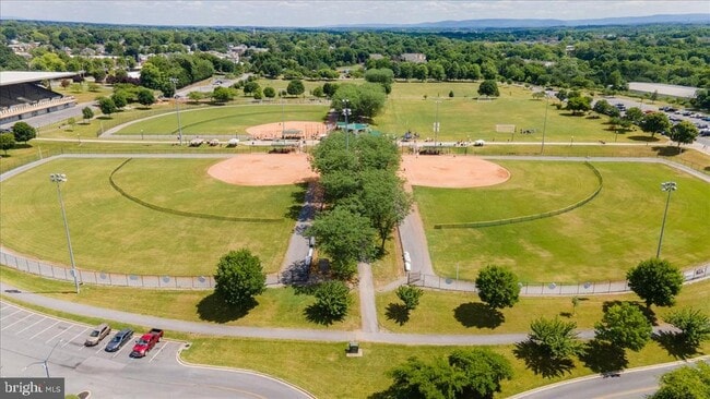 Building Photo - 250 N Mulberry St