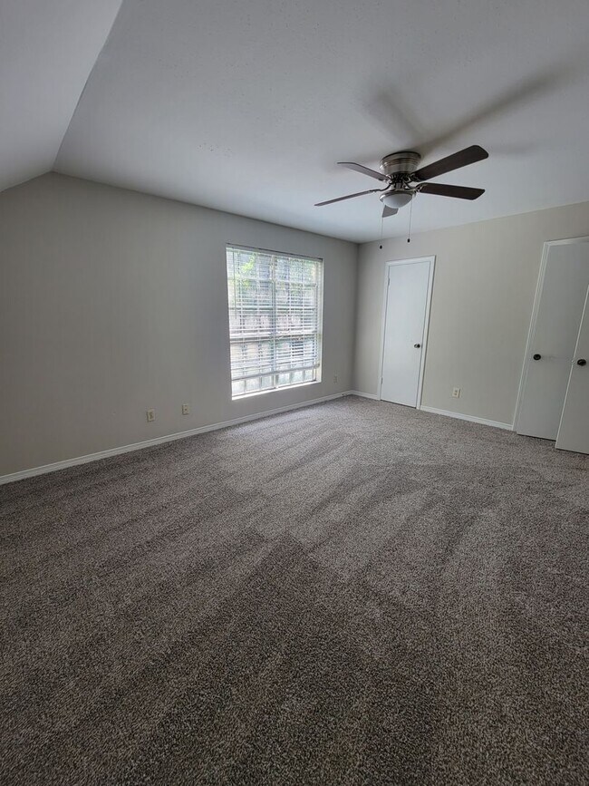 Building Photo - 4 Bedroom 2 bathroom