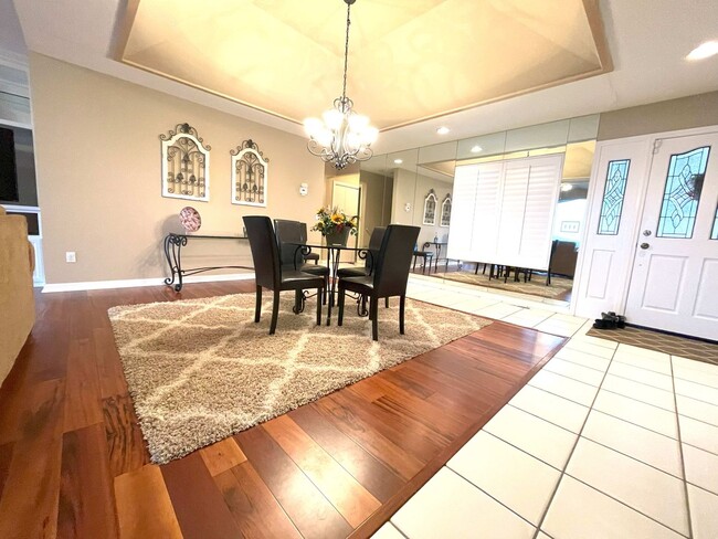 Building Photo - Elegant 4 bedroom 2.5 bath home, Furnished...