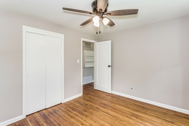 Building Photo - Three Bed for March move in!